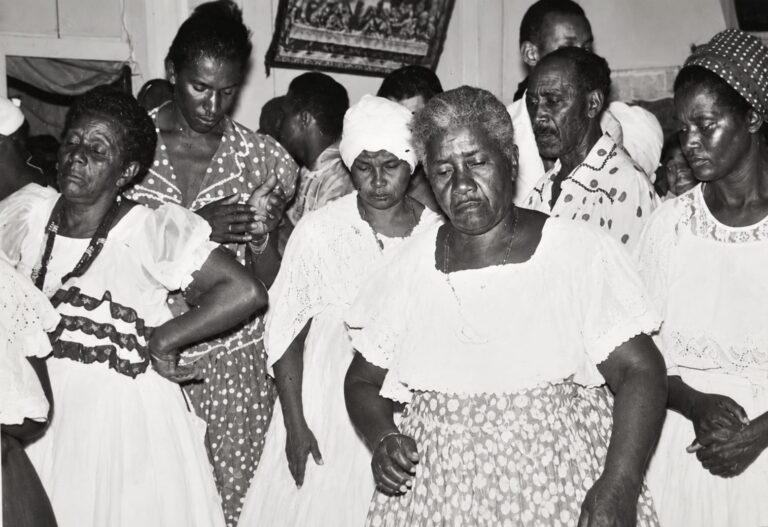 Grupo reunido em cerimônia, em foto preto e branco