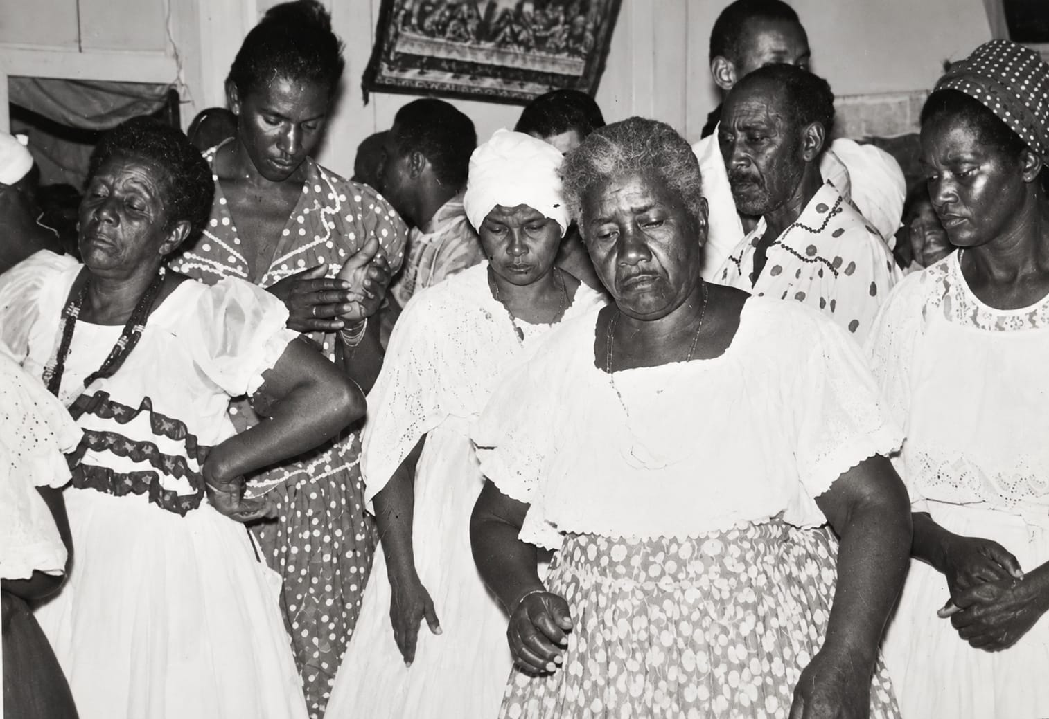 Grupo reunido em cerimônia, em foto preto e branco
